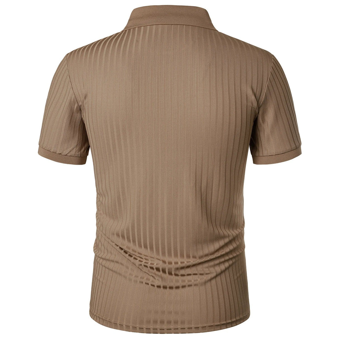 "Khaki slim fit stickad polotröja för herr med kort ärm, mjukt och andningsbart material, stilfull och bekväm design."