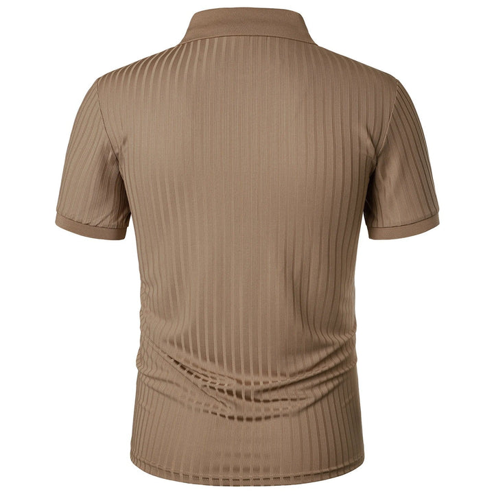 "Khaki slim fit stickad polotröja för herr med kort ärm, mjukt och andningsbart material, stilfull och bekväm design."
