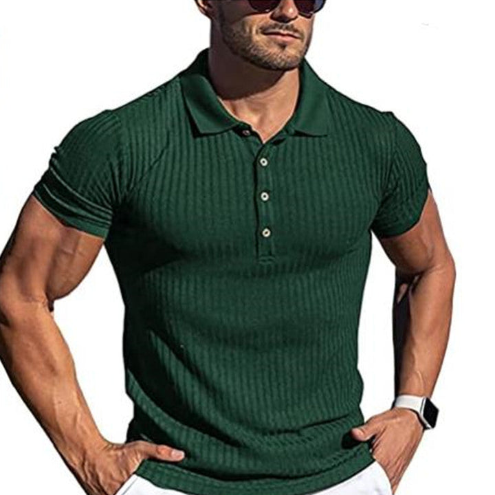 "Khaki slim fit stickad polotröja för herr med kort ärm, mjukt och andningsbart material, stilfull och bekväm design."