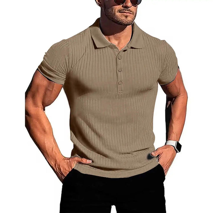 "Khaki slim fit stickad polotröja för herr med kort ärm, mjukt och andningsbart material, stilfull och bekväm design."