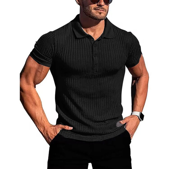 "Khaki slim fit stickad polotröja för herr med kort ärm, mjukt och andningsbart material, stilfull och bekväm design."