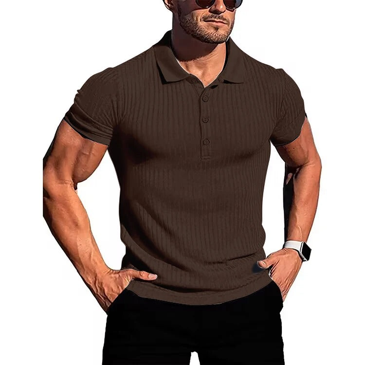 "Khaki slim fit stickad polotröja för herr med kort ärm, mjukt och andningsbart material, stilfull och bekväm design."
