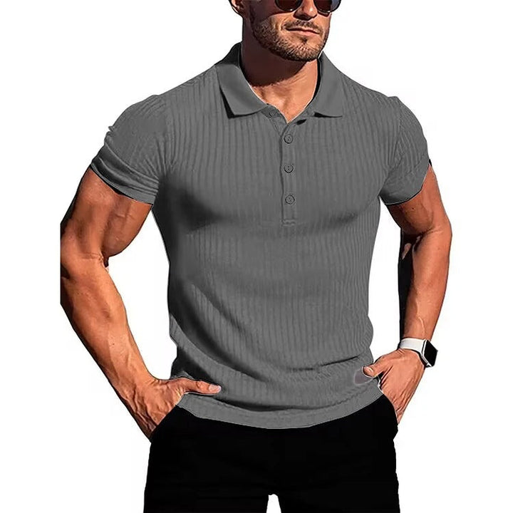 "Khaki slim fit stickad polotröja för herr med kort ärm, mjukt och andningsbart material, stilfull och bekväm design."