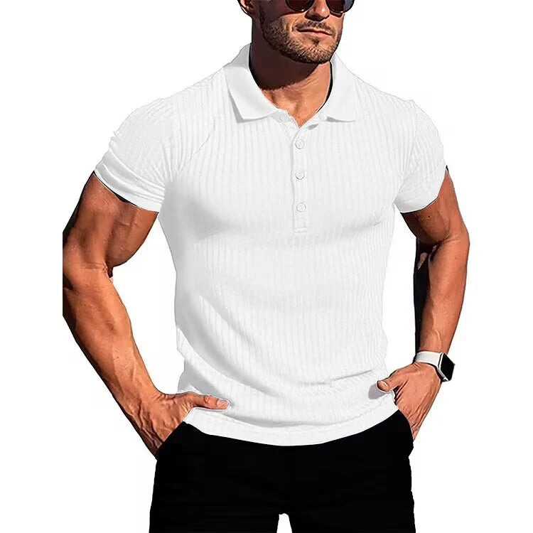 "Khaki slim fit stickad polotröja för herr med kort ärm, mjukt och andningsbart material, stilfull och bekväm design."