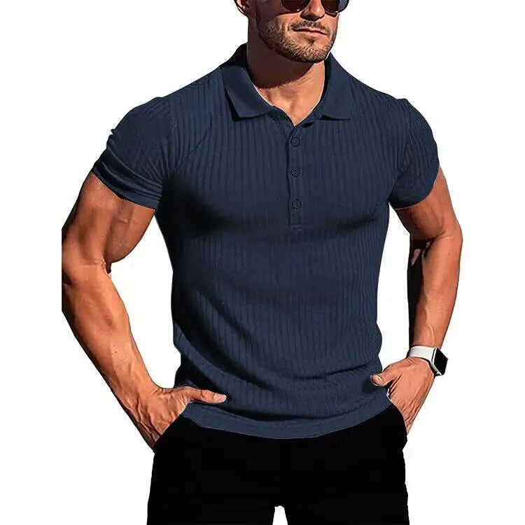 "Khaki slim fit stickad polotröja för herr med kort ärm, mjukt och andningsbart material, stilfull och bekväm design."