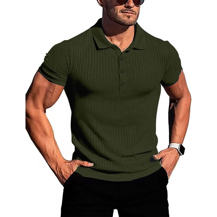 "Khaki slim fit stickad polotröja för herr med kort ärm, mjukt och andningsbart material, stilfull och bekväm design."