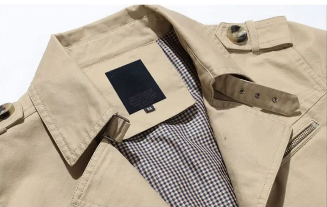 "Khaki trenchcoat för män i bomull, väderbeständig med elegant design, perfekt för både formella och avslappnade tillfällen."