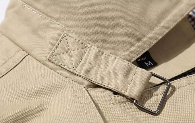 "Khaki trenchcoat för män i bomull, väderbeständig med elegant design, perfekt för både formella och avslappnade tillfällen."