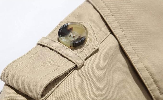 "Khaki trenchcoat för män i bomull, väderbeständig med elegant design, perfekt för både formella och avslappnade tillfällen."