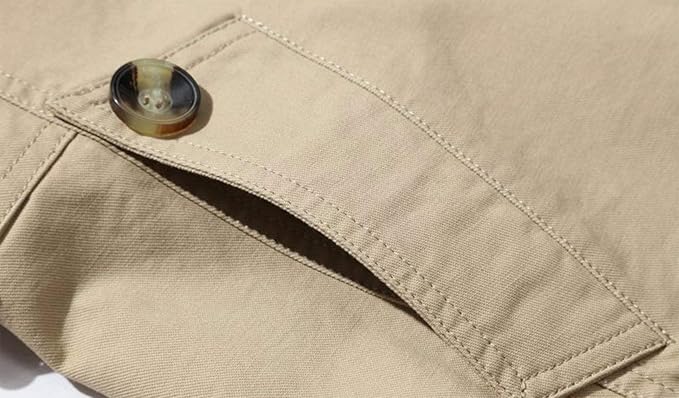 "Khaki trenchcoat för män i bomull, väderbeständig med elegant design, perfekt för både formella och avslappnade tillfällen."