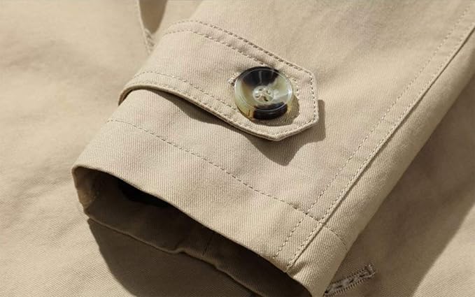 "Khaki trenchcoat för män i bomull, väderbeständig med elegant design, perfekt för både formella och avslappnade tillfällen."
