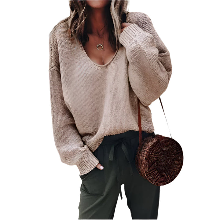 "Klassisk dam pullover i stickad merinoull med mjuk textur och neutral färg, elegant design för alla säsonger."