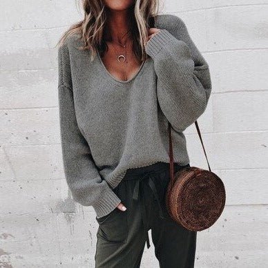 "Klassisk dam pullover i stickad merinoull med mjuk textur och neutral färg, elegant design för alla säsonger."