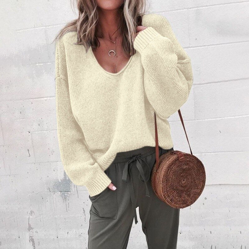 "Klassisk dam pullover i stickad merinoull med mjuk textur och neutral färg, elegant design för alla säsonger."