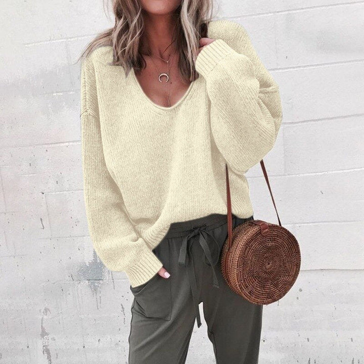 "Klassisk dam pullover i stickad merinoull med mjuk textur och neutral färg, elegant design för alla säsonger."