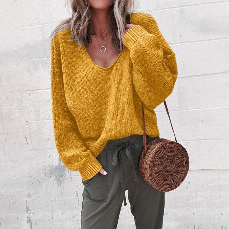 "Klassisk dam pullover i stickad merinoull med mjuk textur och neutral färg, elegant design för alla säsonger."