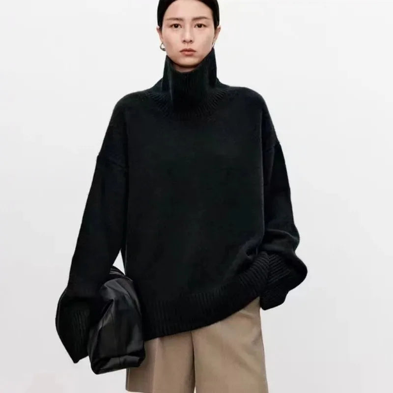 "Klassisk dam turtleneck tröja i ullblandning, tidlös design, varm beige färg, perfekt för kalla säsonger, stilfull silhuett.