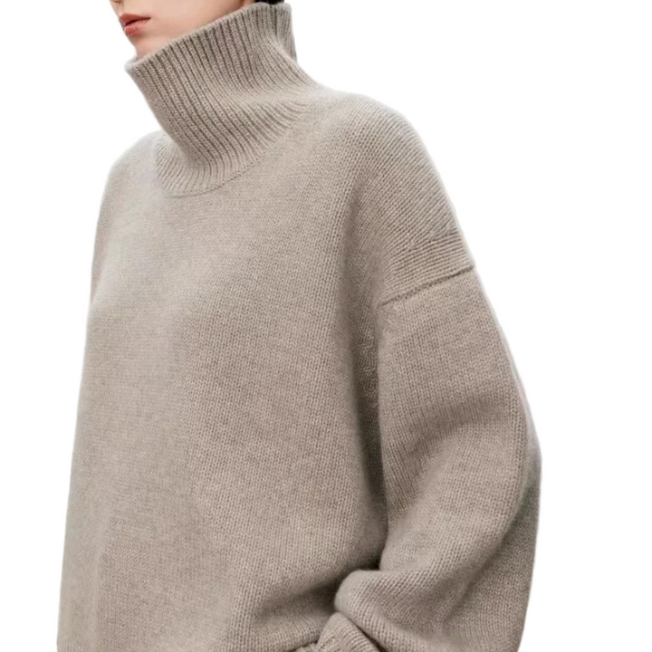 "Klassisk dam turtleneck tröja i ullblandning, tidlös design, varm beige färg, perfekt för kalla säsonger, stilfull silhuett.