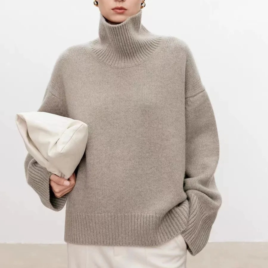 "Klassisk dam turtleneck tröja i ullblandning, tidlös design, varm beige färg, perfekt för kalla säsonger, stilfull silhuett.