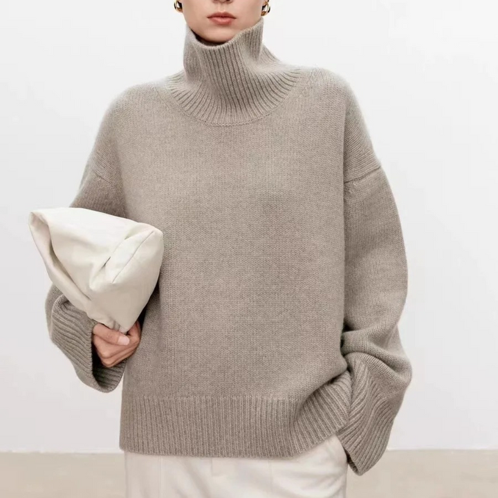 "Klassisk dam turtleneck tröja i ullblandning, tidlös design, varm beige färg, perfekt för kalla säsonger, stilfull silhuett.