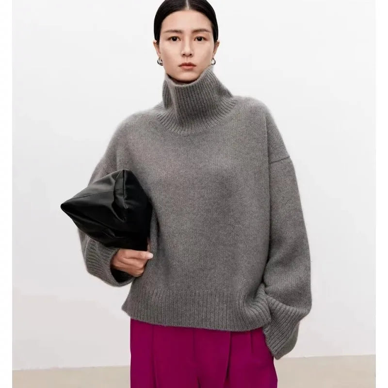 "Klassisk dam turtleneck tröja i ullblandning, tidlös design, varm beige färg, perfekt för kalla säsonger, stilfull silhuett.