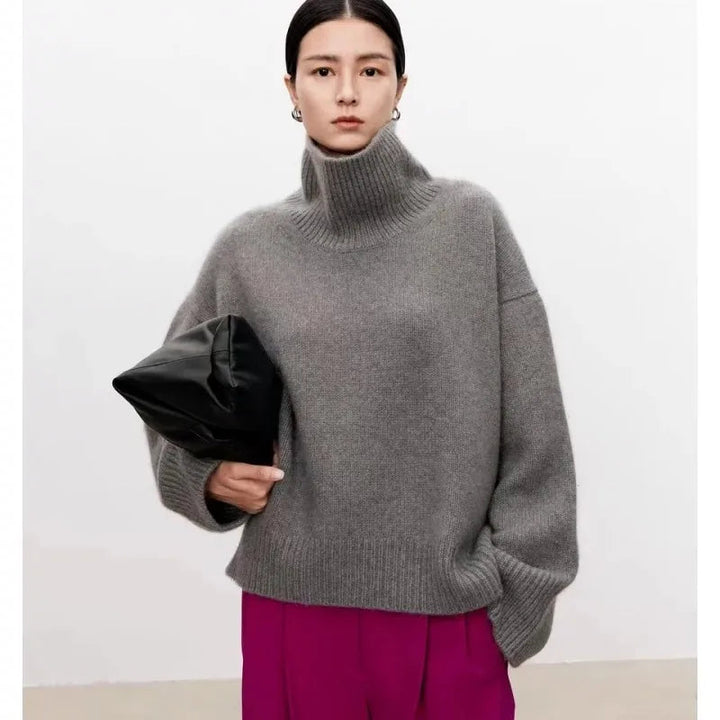 "Klassisk dam turtleneck tröja i ullblandning, tidlös design, varm beige färg, perfekt för kalla säsonger, stilfull silhuett.