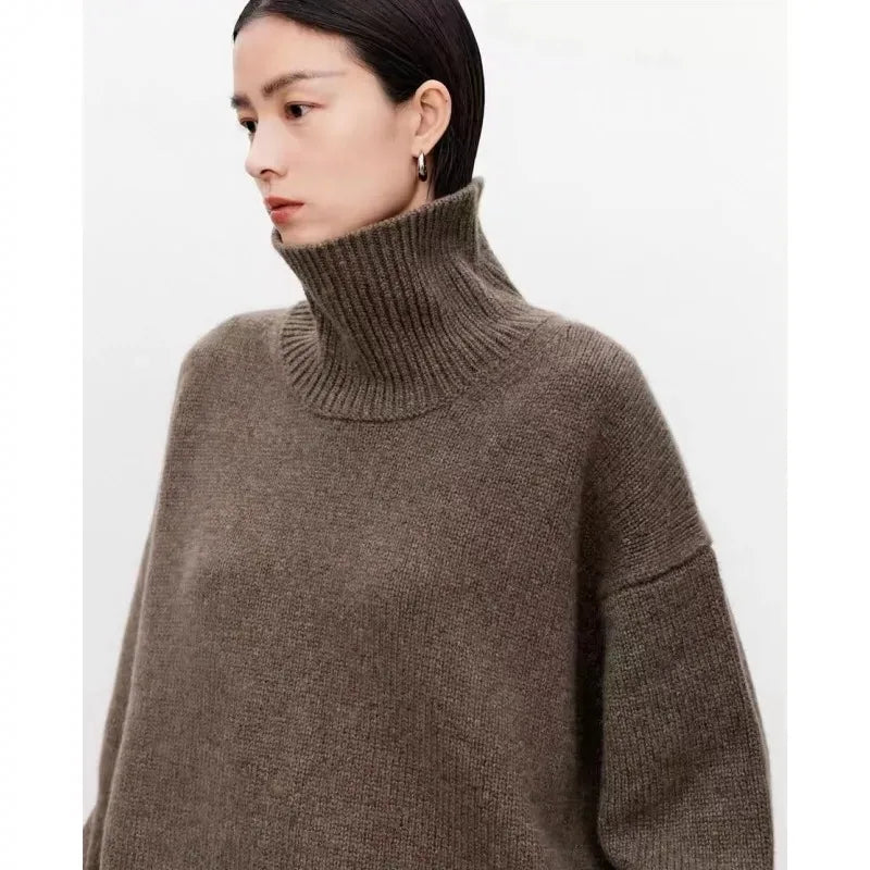 "Klassisk dam turtleneck tröja i ullblandning, tidlös design, varm beige färg, perfekt för kalla säsonger, stilfull silhuett.