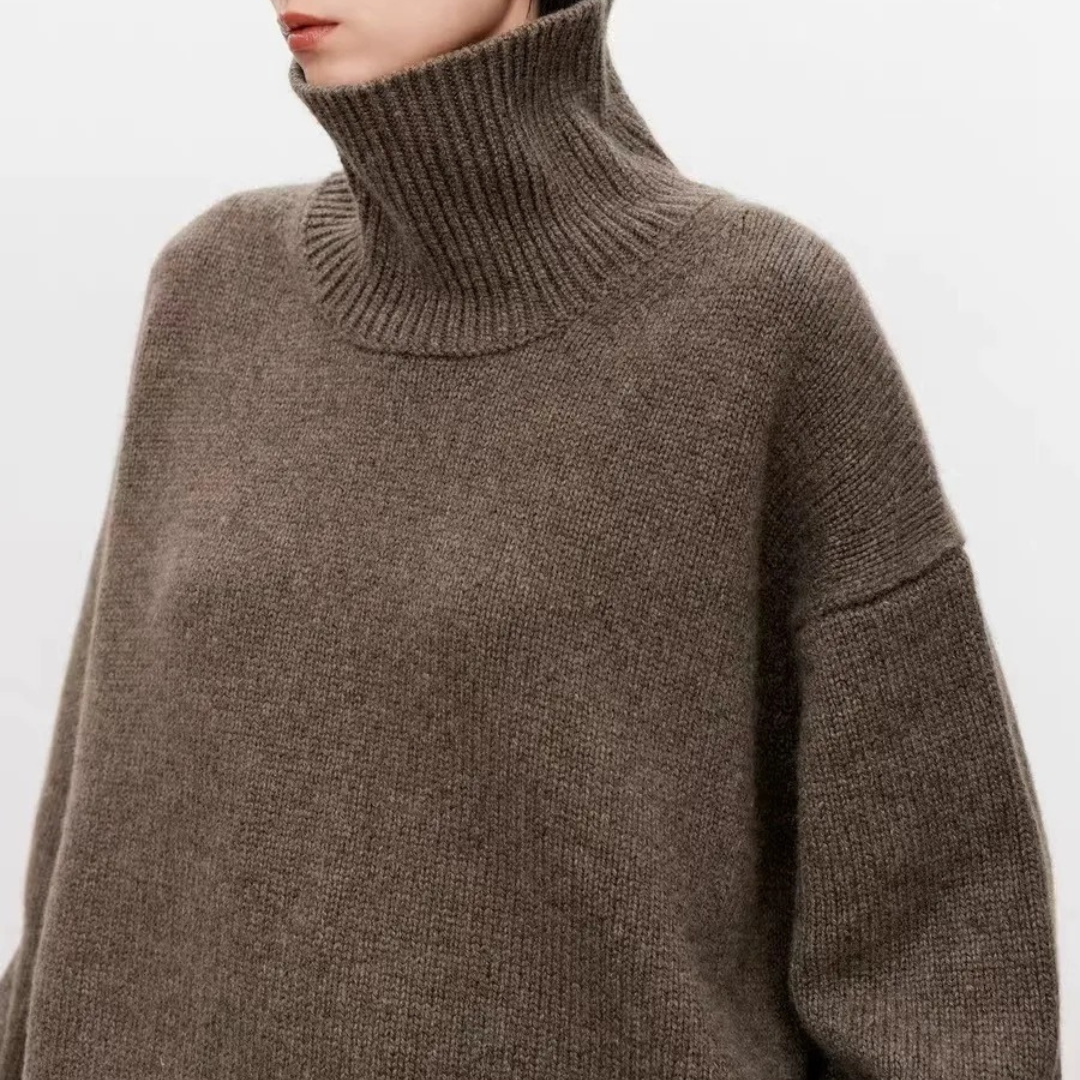"Klassisk dam turtleneck tröja i ullblandning, tidlös design, varm beige färg, perfekt för kalla säsonger, stilfull silhuett.
