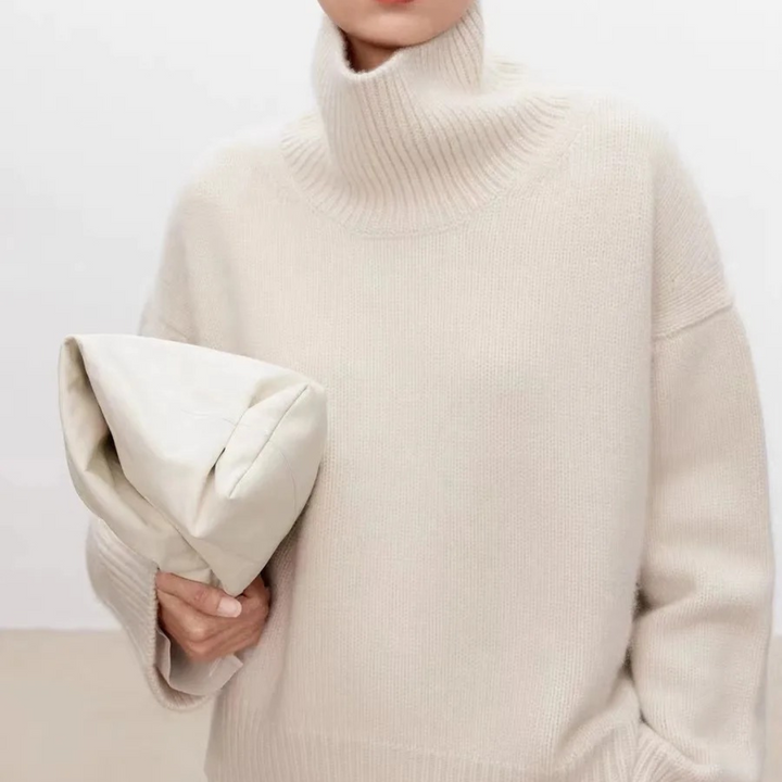 "Klassisk dam turtleneck tröja i ullblandning, tidlös design, varm beige färg, perfekt för kalla säsonger, stilfull silhuett.