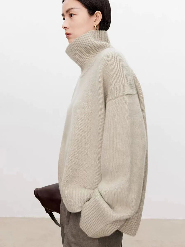 "Klassisk dam turtleneck tröja i ullblandning, tidlös design, varm beige färg, perfekt för kalla säsonger, stilfull silhuett.