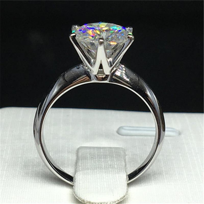 "Klassisk damdiamantlöfte ring i sterling silver med gnistrande ädelsten och elegant design, förlovningsaccessoar."