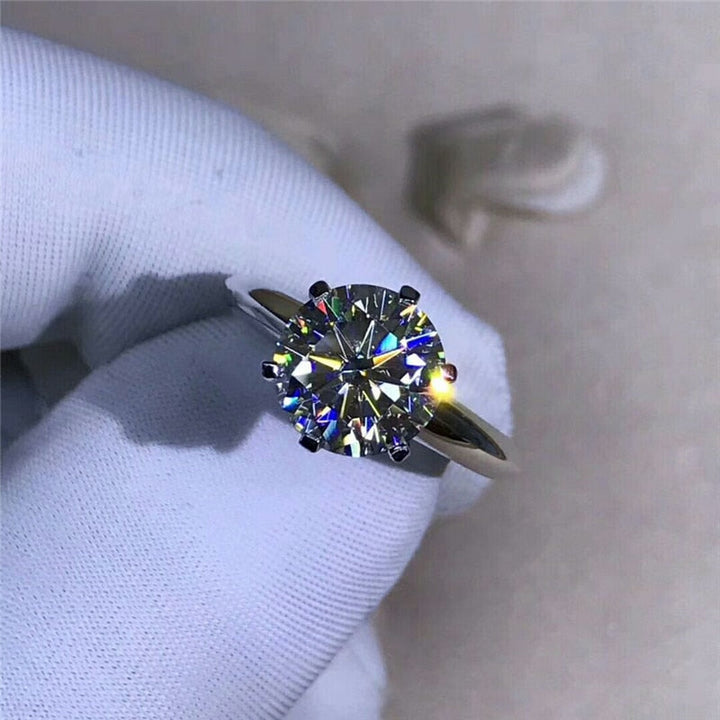 "Klassisk damdiamantlöfte ring i sterling silver med gnistrande ädelsten och elegant design, förlovningsaccessoar."