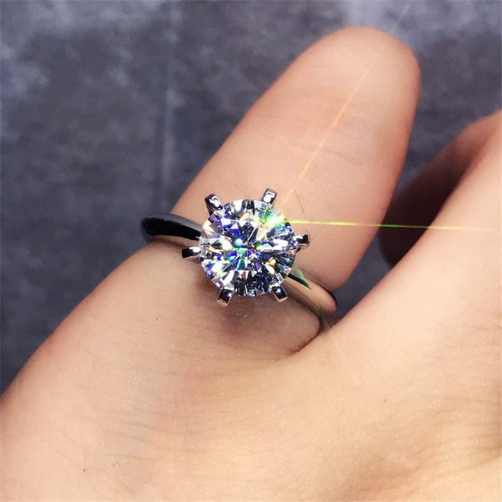 "Klassisk damdiamantlöfte ring i sterling silver med gnistrande ädelsten och elegant design, förlovningsaccessoar."