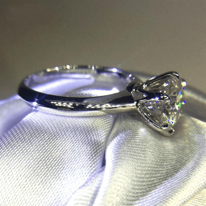 "Klassisk damdiamantlöfte ring i sterling silver med gnistrande ädelsten och elegant design, förlovningsaccessoar."