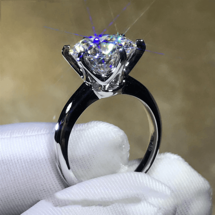 "Klassisk damdiamantlöfte ring i sterling silver med gnistrande ädelsten och elegant design, förlovningsaccessoar."