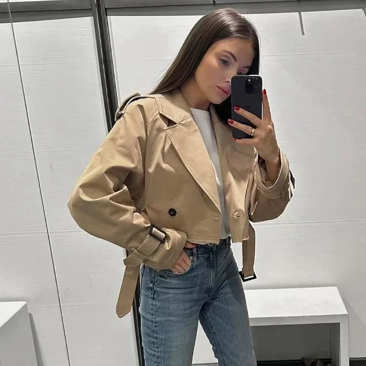 "Klassisk damtrenchcoat med bälte, flera färger, elegant design, perfekt för vår och höst. Visa beige trenchcoat."