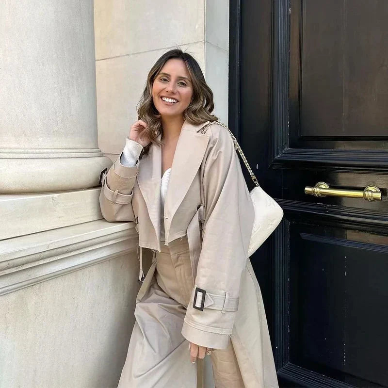 "Klassisk damtrenchcoat med bälte, flera färger, elegant design, perfekt för vår och höst. Visa beige trenchcoat."