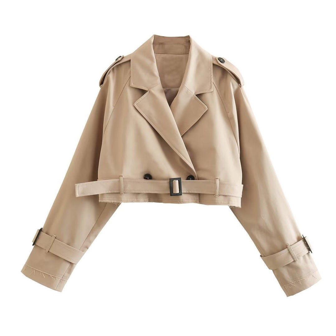 "Klassisk damtrenchcoat med bälte, flera färger, elegant design, perfekt för vår och höst. Visa beige trenchcoat."