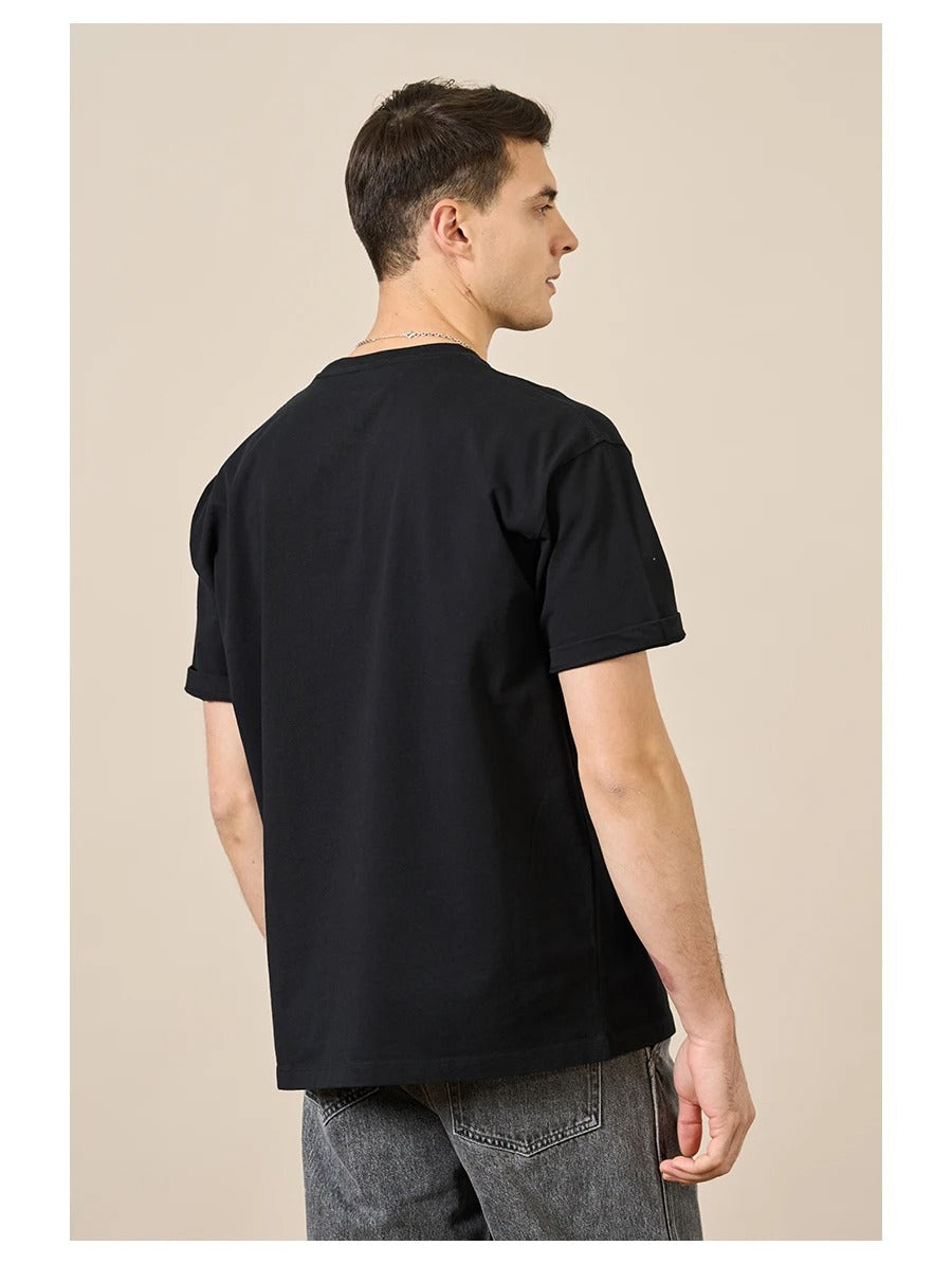 "Klassisk herr T-shirt i mjuk bomull med skräddarsydd passform och kort ärm i svart nyans."