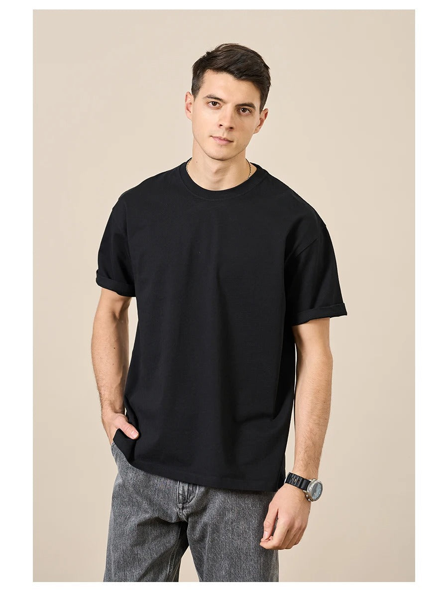 "Klassisk herr T-shirt i mjuk bomull med skräddarsydd passform och kort ärm i svart nyans."