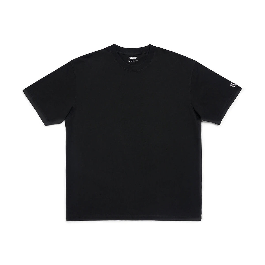 "Klassisk herr T-shirt i mjuk bomull med skräddarsydd passform och kort ärm i svart nyans."