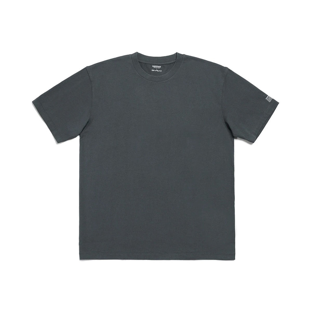 "Klassisk herr T-shirt i mjuk bomull med skräddarsydd passform och kort ärm i svart nyans."