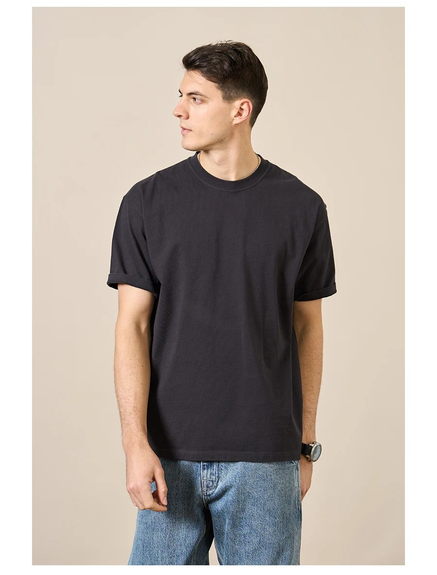 "Klassisk herr T-shirt i mjuk bomull med skräddarsydd passform och kort ärm i svart nyans."