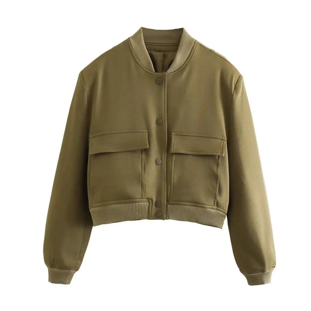 "Klassisk kvinnors varsity bomberjacka med v-ringning, enfärgad design, långa ärmar och praktiska fickor. Perfekt för alla ti