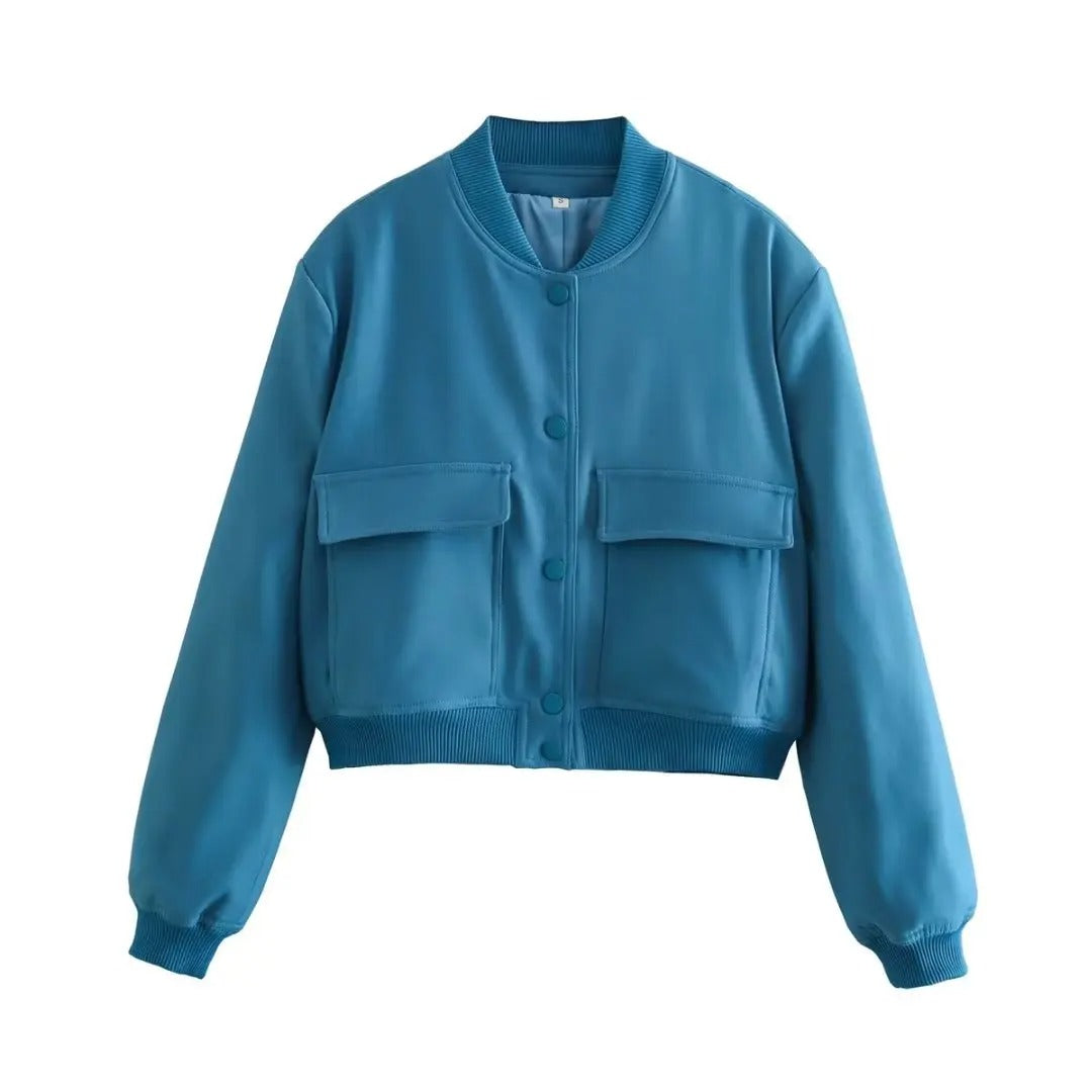 "Klassisk kvinnors varsity bomberjacka med v-ringning, enfärgad design, långa ärmar och praktiska fickor. Perfekt för alla ti