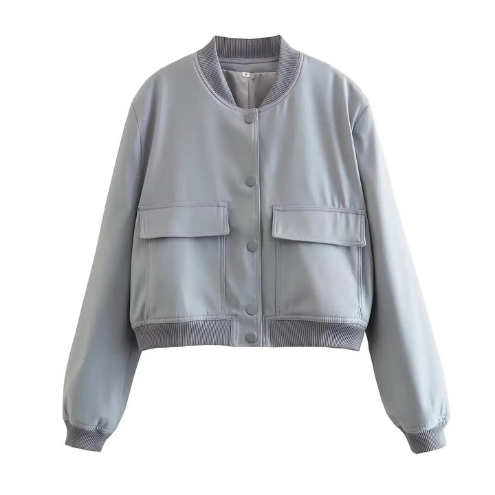 "Klassisk kvinnors varsity bomberjacka med v-ringning, enfärgad design, långa ärmar och praktiska fickor. Perfekt för alla ti