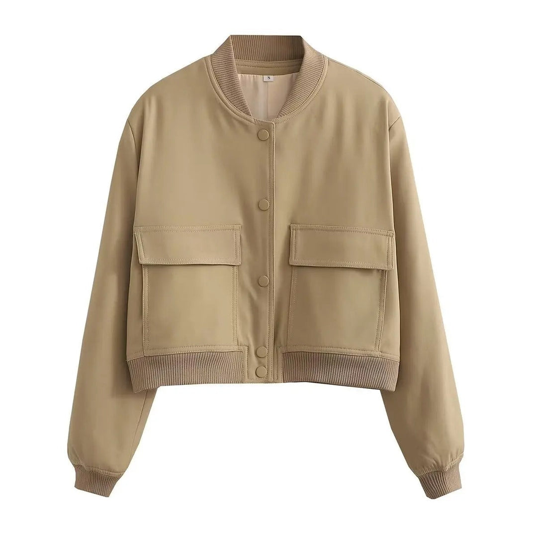 "Klassisk kvinnors varsity bomberjacka med v-ringning, enfärgad design, långa ärmar och praktiska fickor. Perfekt för alla ti