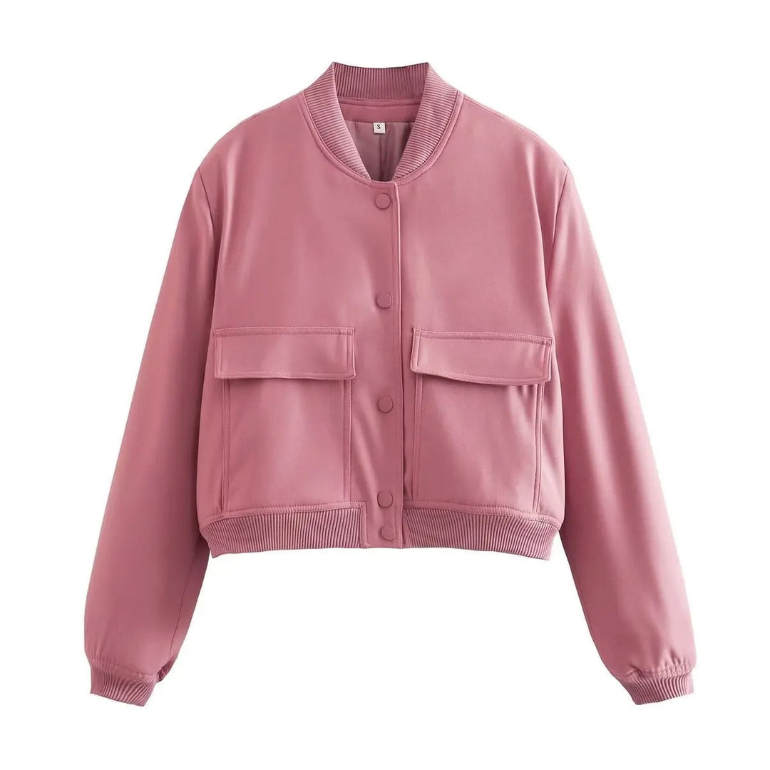 "Klassisk kvinnors varsity bomberjacka med v-ringning, enfärgad design, långa ärmar och praktiska fickor. Perfekt för alla ti