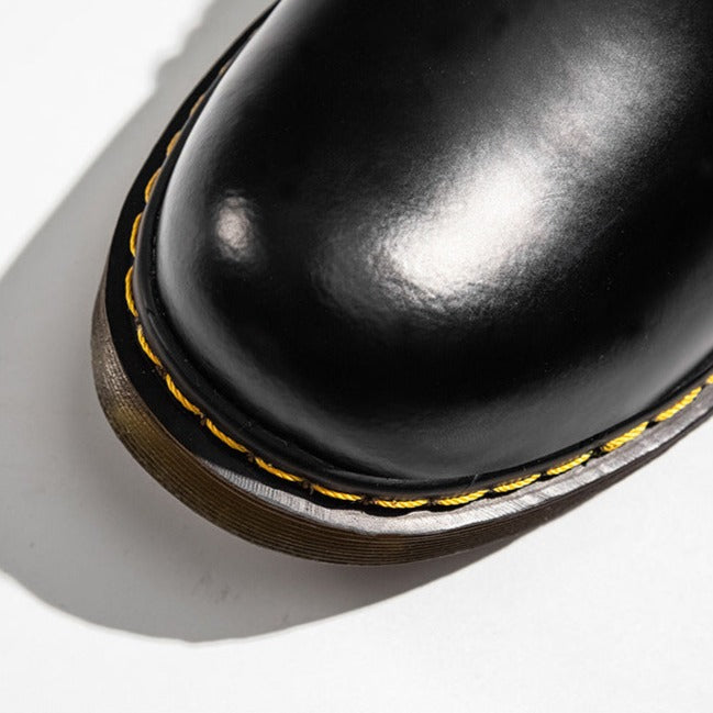 "Klassiska herr vardagsskor i PU-läder med stilren design, halkfri sula och anatomisk fotbädd för komfort i alla tillfällen."