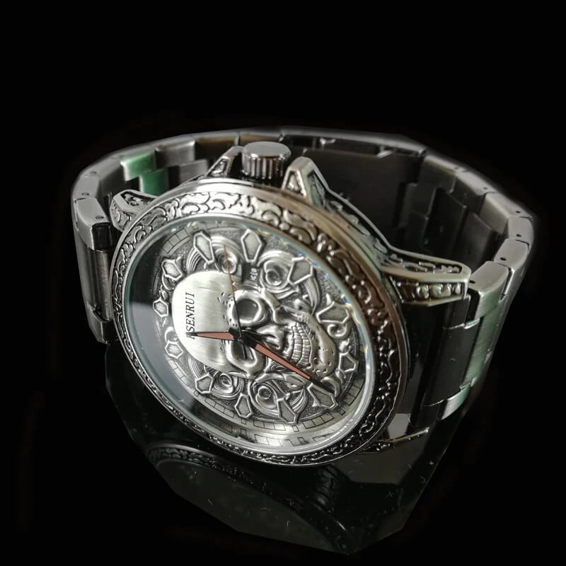 Unisex klocka med dödskalleansikte i lyxig stil, rund boett och metallarmband.
